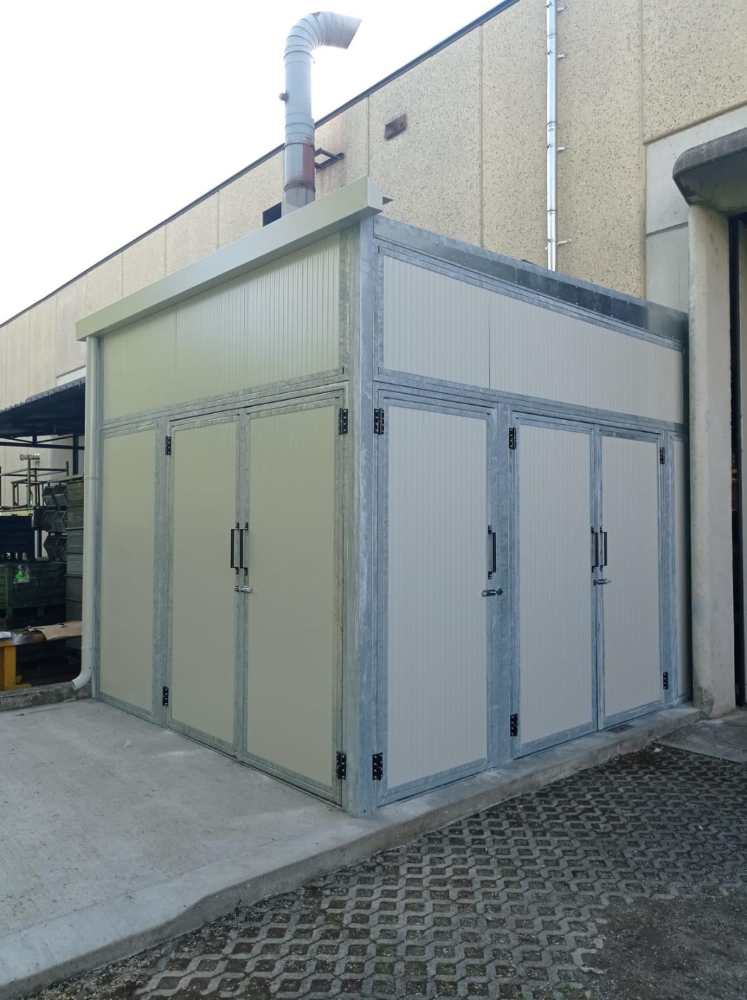 Locale compressori prefabbricato con pannelli isolanti