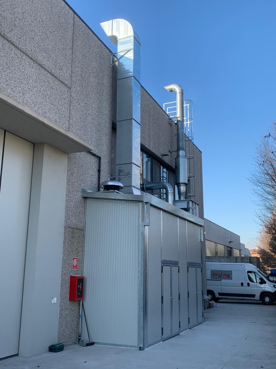 Locale compressori con canalizzazione esterna e furgone EL-MA