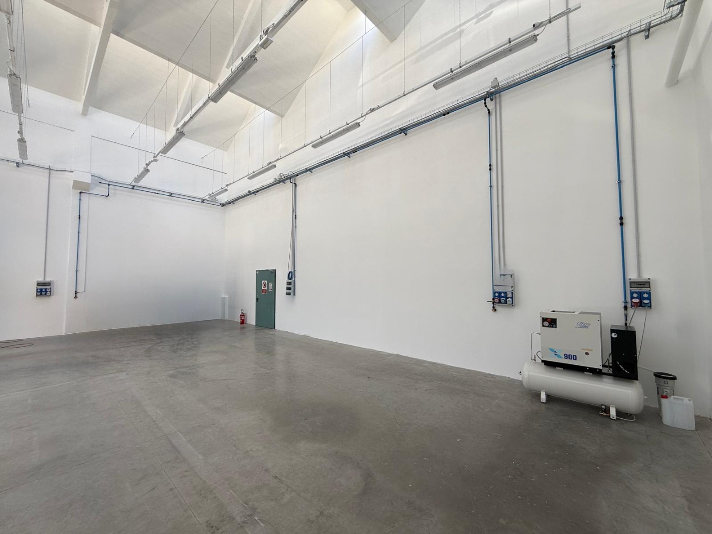 Nuovo sito industriale con compressore e linee di distribuzione aria compressa