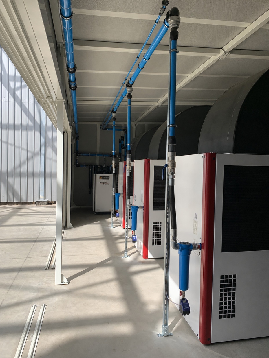 Sala compressori con linee distribuzione in alluminio blu
